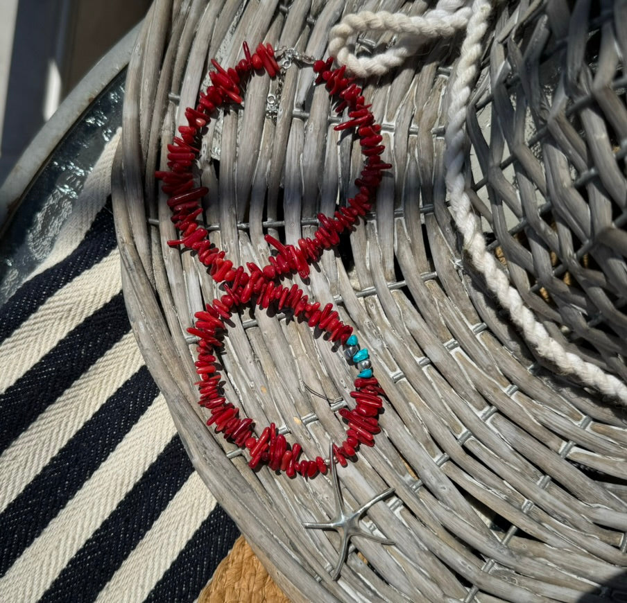 Coral starfish necklace in 925 silver displayed on a rustic background, showcasing handmade artisanal craftsmanship and elegance.